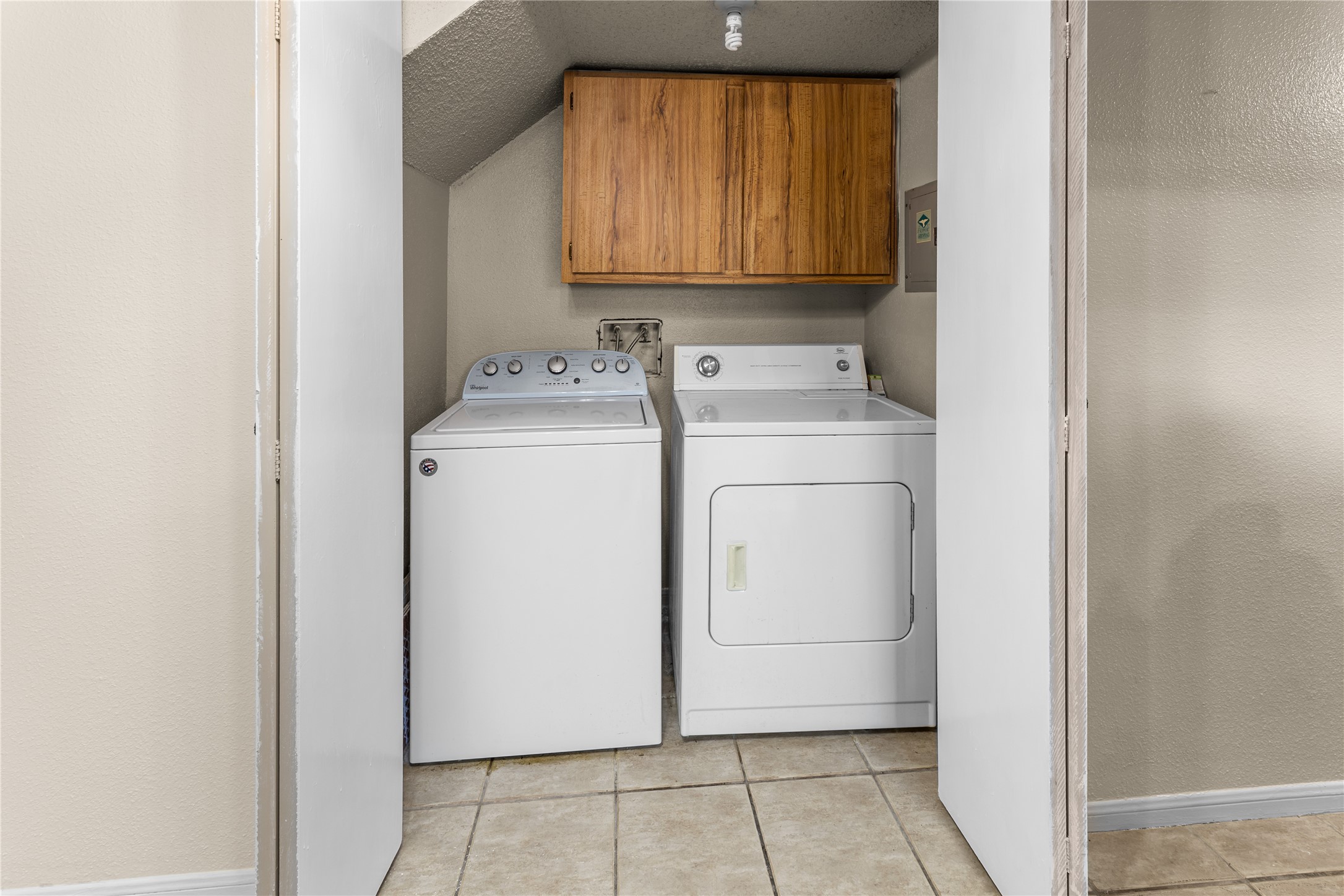 1500 Bay Area Boulevard, Unit 138 Houston, TX 77058 - Photo 7 of 13 a utility room with dryer and washer