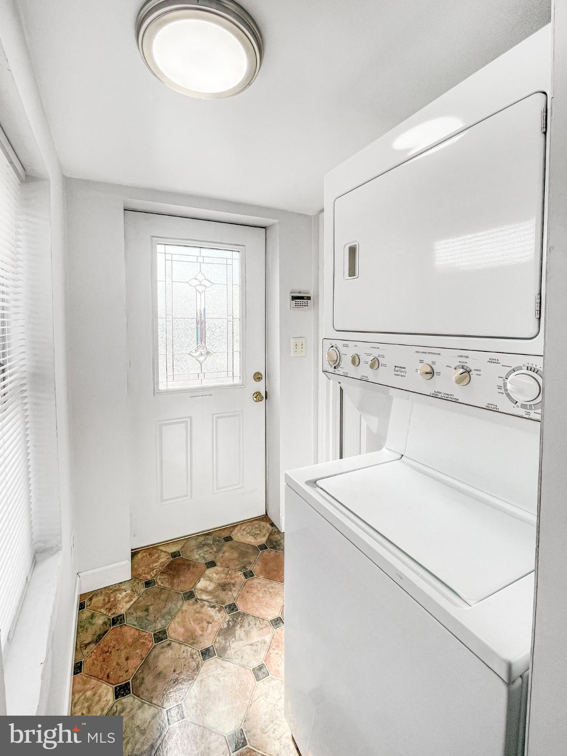1436 Light Street Baltimore, MD 21230 - Photo 20 of 21 a view of a bedroom with washer and dryer