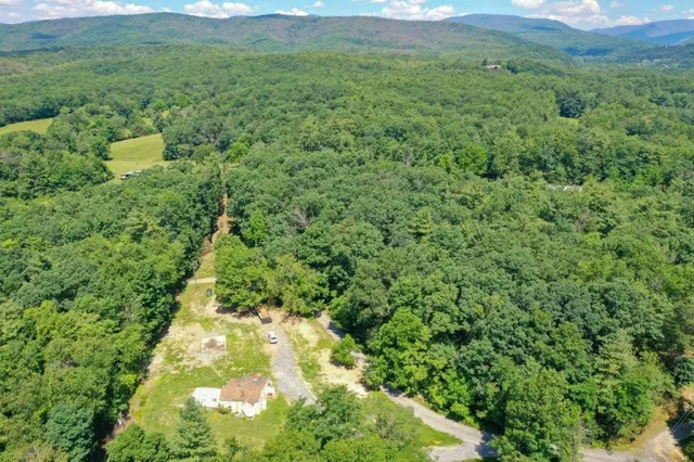 a view of a back yard