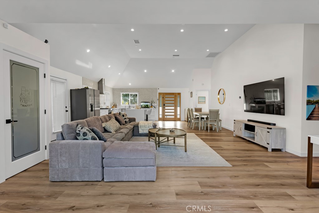 1911 West Kenneth Road Glendale, CA 91201 - Photo 13 of 38