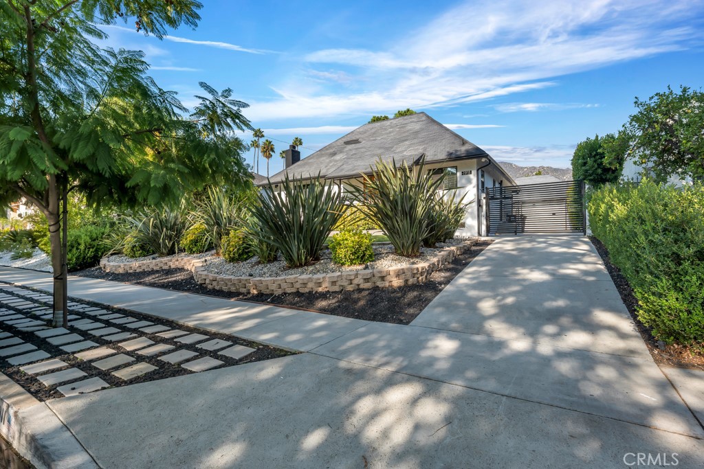 1911 West Kenneth Road Glendale, CA 91201 - Photo 3 of 38