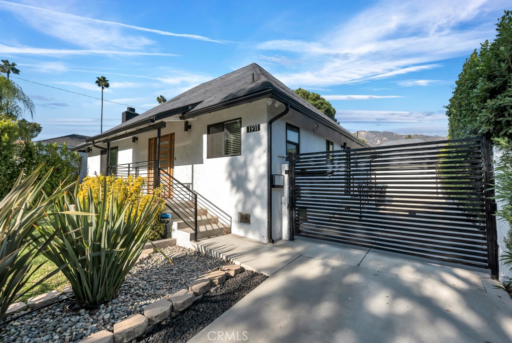 1911 West Kenneth Road Glendale, CA 91201 - Photo 4 of 38