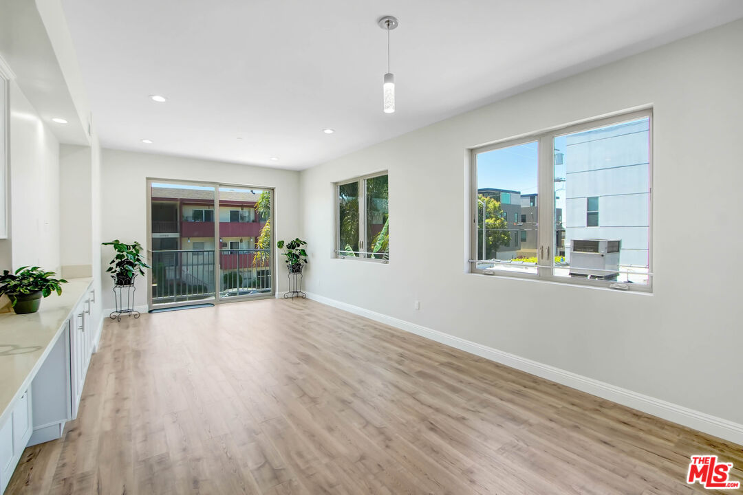 11753 Iowa Avenue, Unit 201 Los Angeles, CA 90025 - Photo 3 of 16