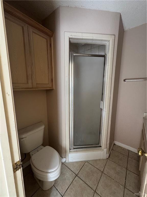 6701 North 7th Street, Unit 3 McAllen, TX 78504 - Photo 7 of 9 a bathroom with a toilet and a sink