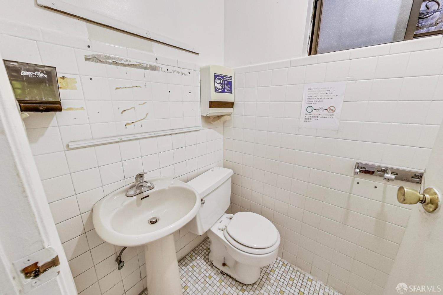 2811-2815 Telegraph Avenue Berkeley, CA 94705 - Photo 17 of 73 a bathroom with a sink toilet and shower