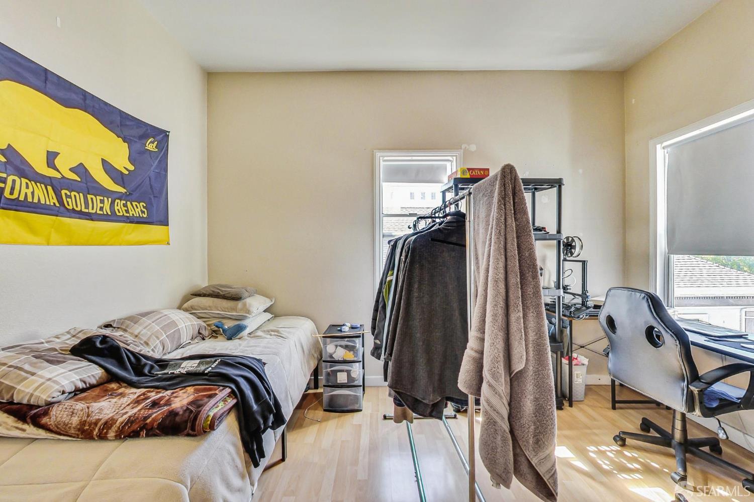 2811-2815 Telegraph Avenue Berkeley, CA 94705 - Photo 60 of 73 a bedroom with a bed and a window