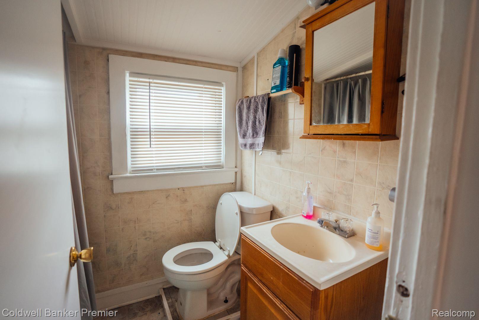 39 Heights Road Lake Orion, MI 48362 - Photo 23 of 29 Upper Level Bath
