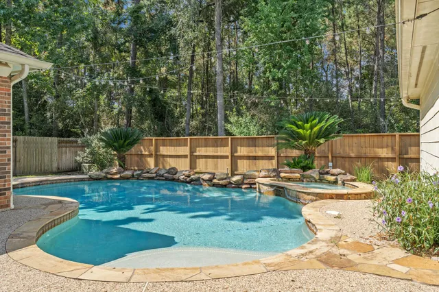 a view of a backyard