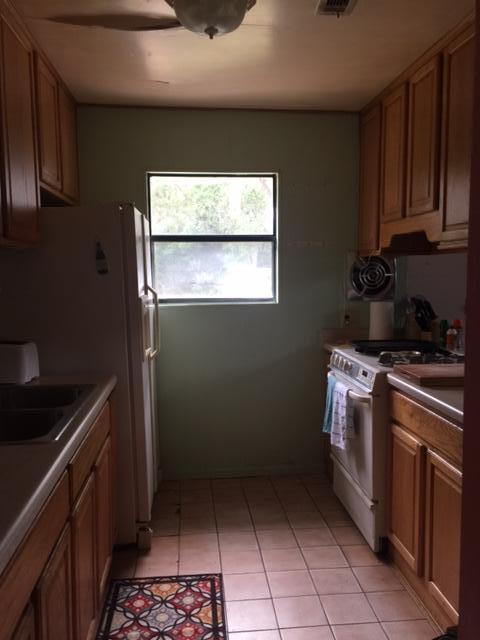692 Piney Point Road Freeport, FL 32439 - Photo 13 of 17 a kitchen with a stove