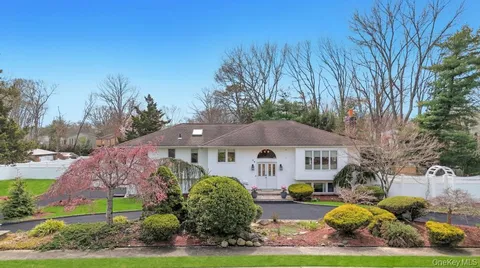 $1,149,000 | 65 Pine Hill Lane, Dix Hills, NY 11746