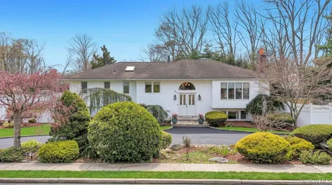 $1,149,000 | 65 Pine Hill Lane, Dix Hills, NY 11746