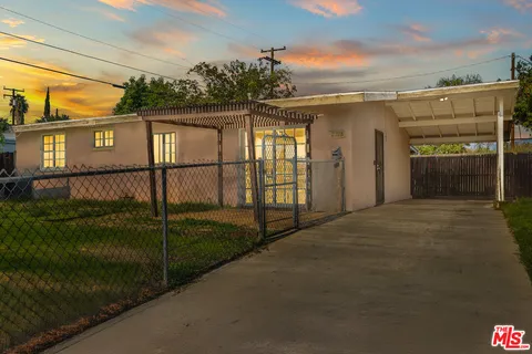 a view of a house with backyard and garden