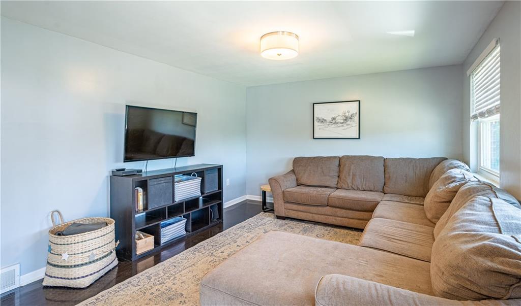 607 Elliot Drive McKees Rocks, PA 15136 - Photo 4 of 25