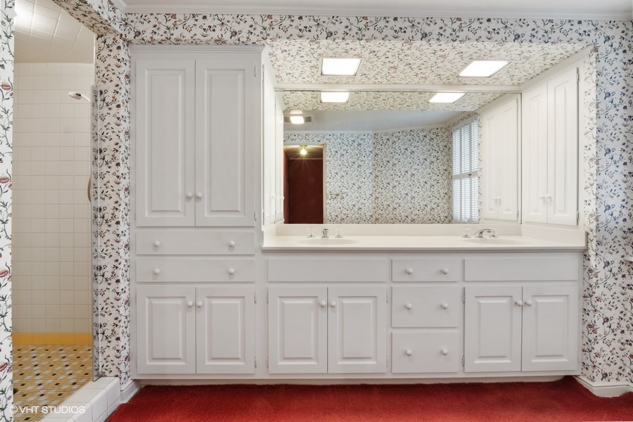 285 Old Farm Road Northfield, IL 60093 - Photo 16 of 21 a bathroom with a sink a vanity and mirror