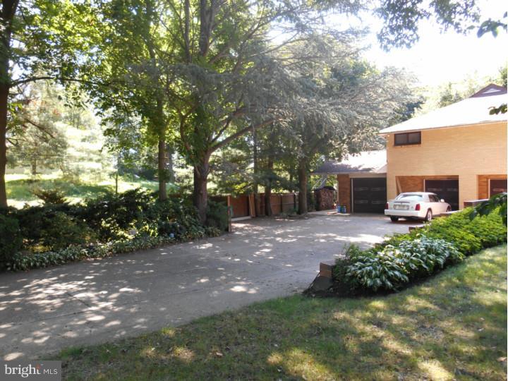 58 Laurel Road Southampton, PA 18966 - Photo 3 of 25 Driveway