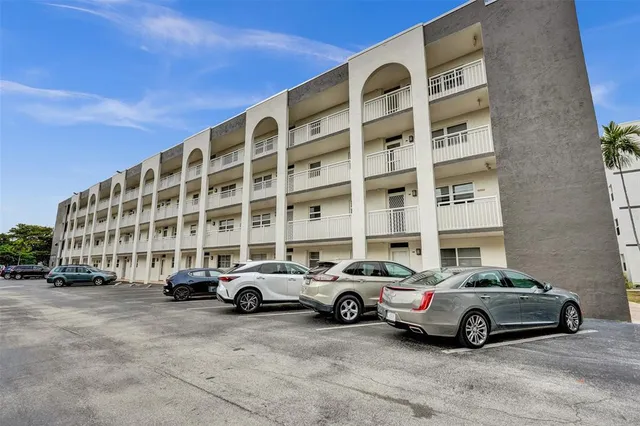 $364,900 | 1541 South Ocean Boulevard, Unit 309, Lauderdale-by-the-Sea, FL 33062