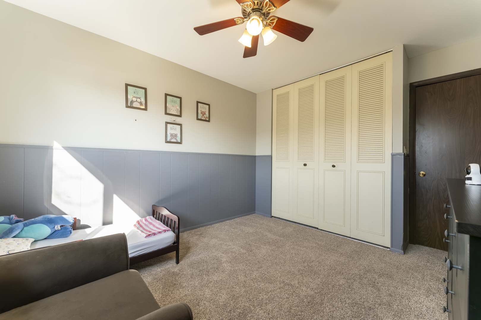 404 Arrow Trail Wheeling, IL 60090 - Photo 16 of 26 a living room with furniture and a window