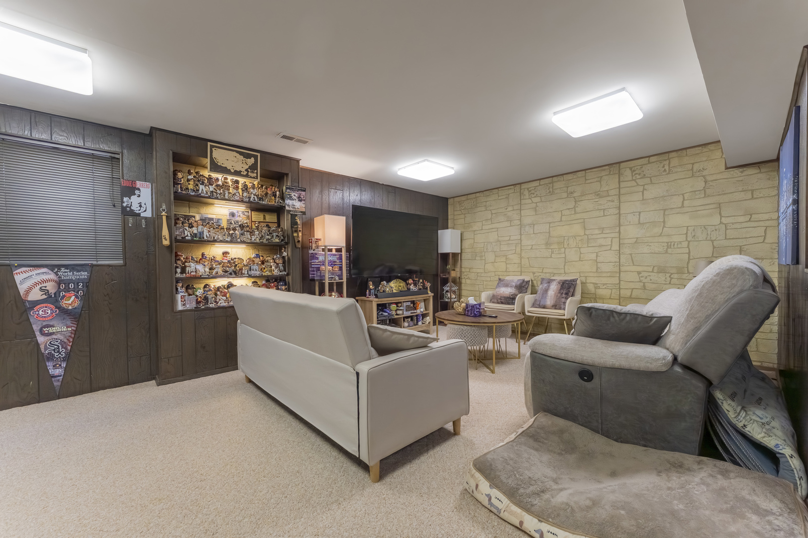 404 Arrow Trail Wheeling, IL 60090 - Photo 19 of 26 a living room with furniture and a window