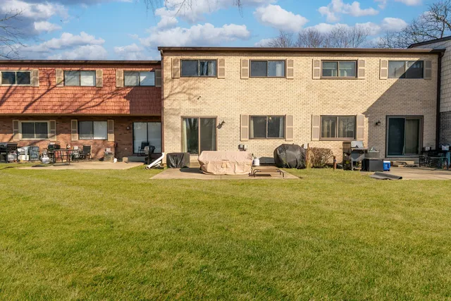 $295,000 | 404 Arrow Trail, Wheeling, IL 60090