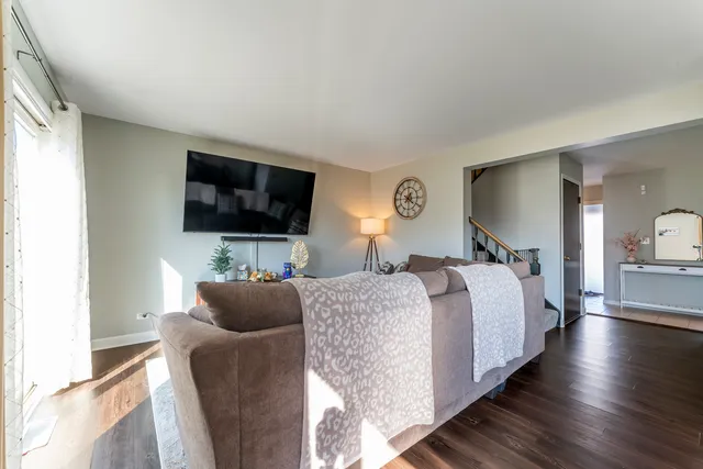 $295,000 | 404 Arrow Trail, Wheeling, IL 60090