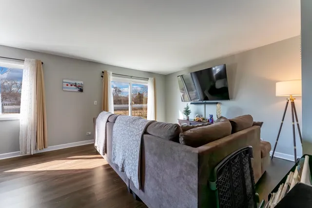 $295,000 | 404 Arrow Trail, Wheeling, IL 60090