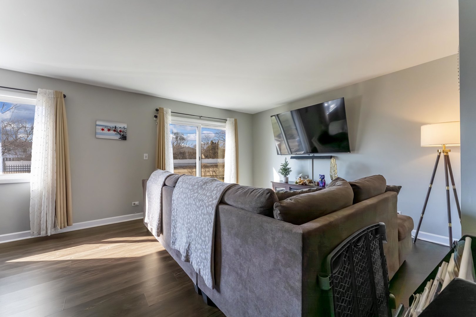 404 Arrow Trail Wheeling, IL 60090 - Photo 5 of 26 a living room with furniture and a flat screen tv