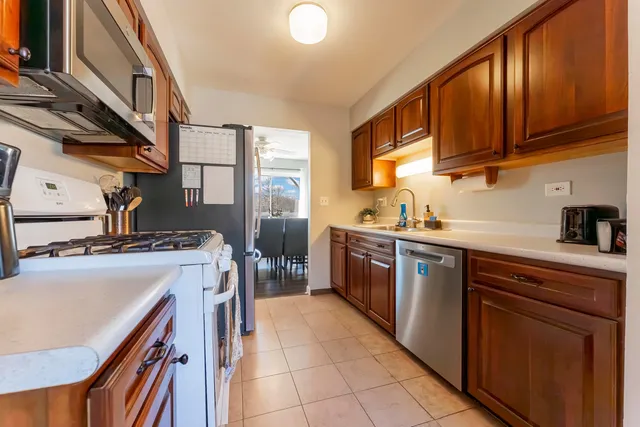 $295,000 | 404 Arrow Trail, Wheeling, IL 60090