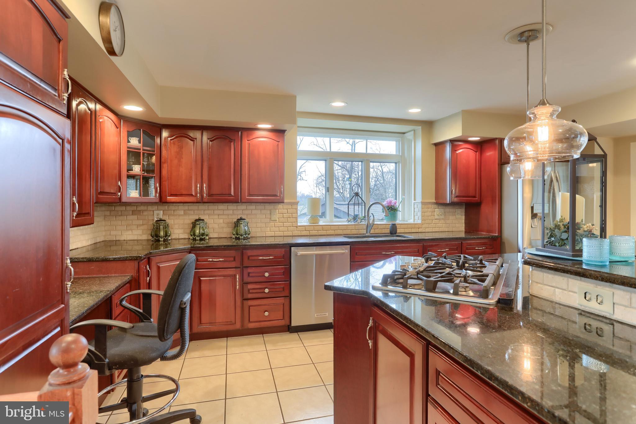 1 Banbury Road Hummelstown, PA 17036 - Photo 27 of 111 Kitchen with built-in desk