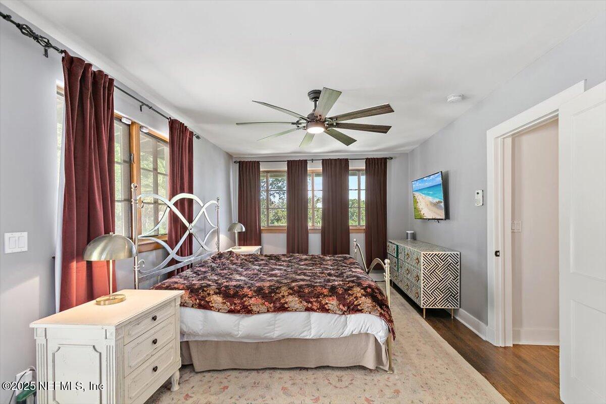 701 Old Hickory Road Jacksonville, FL 32207 - Photo 20 of 36 a bedroom with a large bed and a window