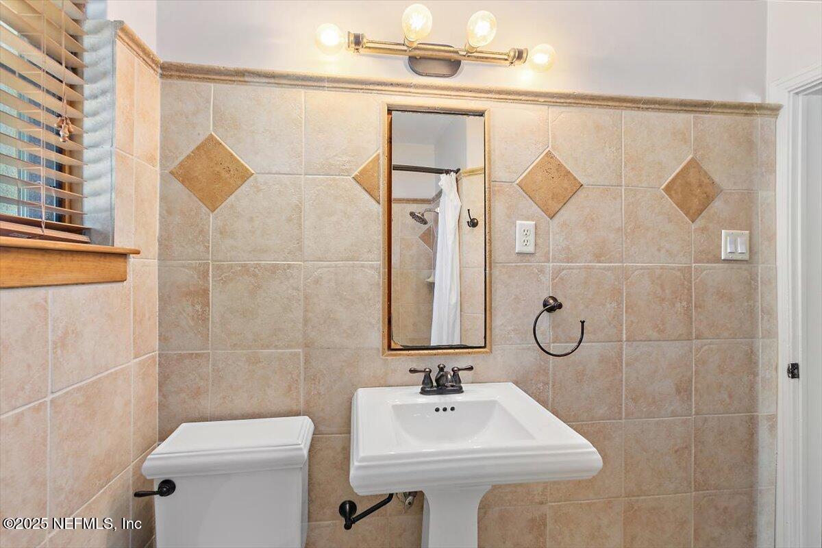 701 Old Hickory Road Jacksonville, FL 32207 - Photo 24 of 36 a bathroom with a sink a toilet and shower