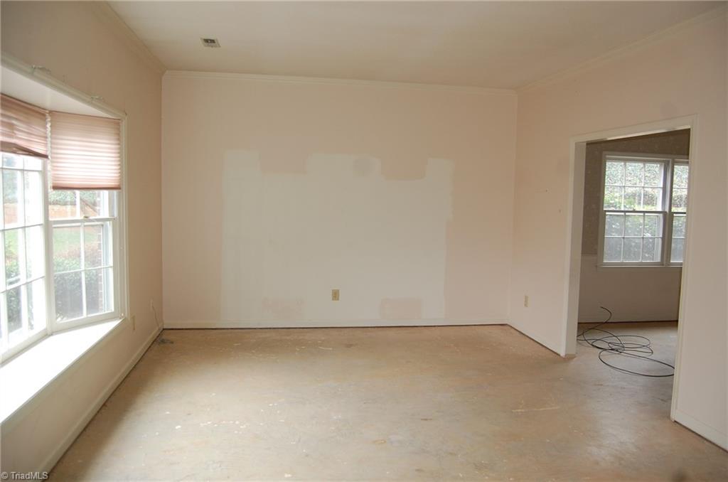 522 Lindley Road Greensboro, NC 27410 - Photo 2 of 19 Large living room