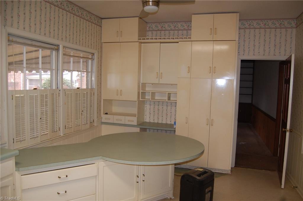 522 Lindley Road Greensboro, NC 27410 - Photo 6 of 19 unique breakfast area