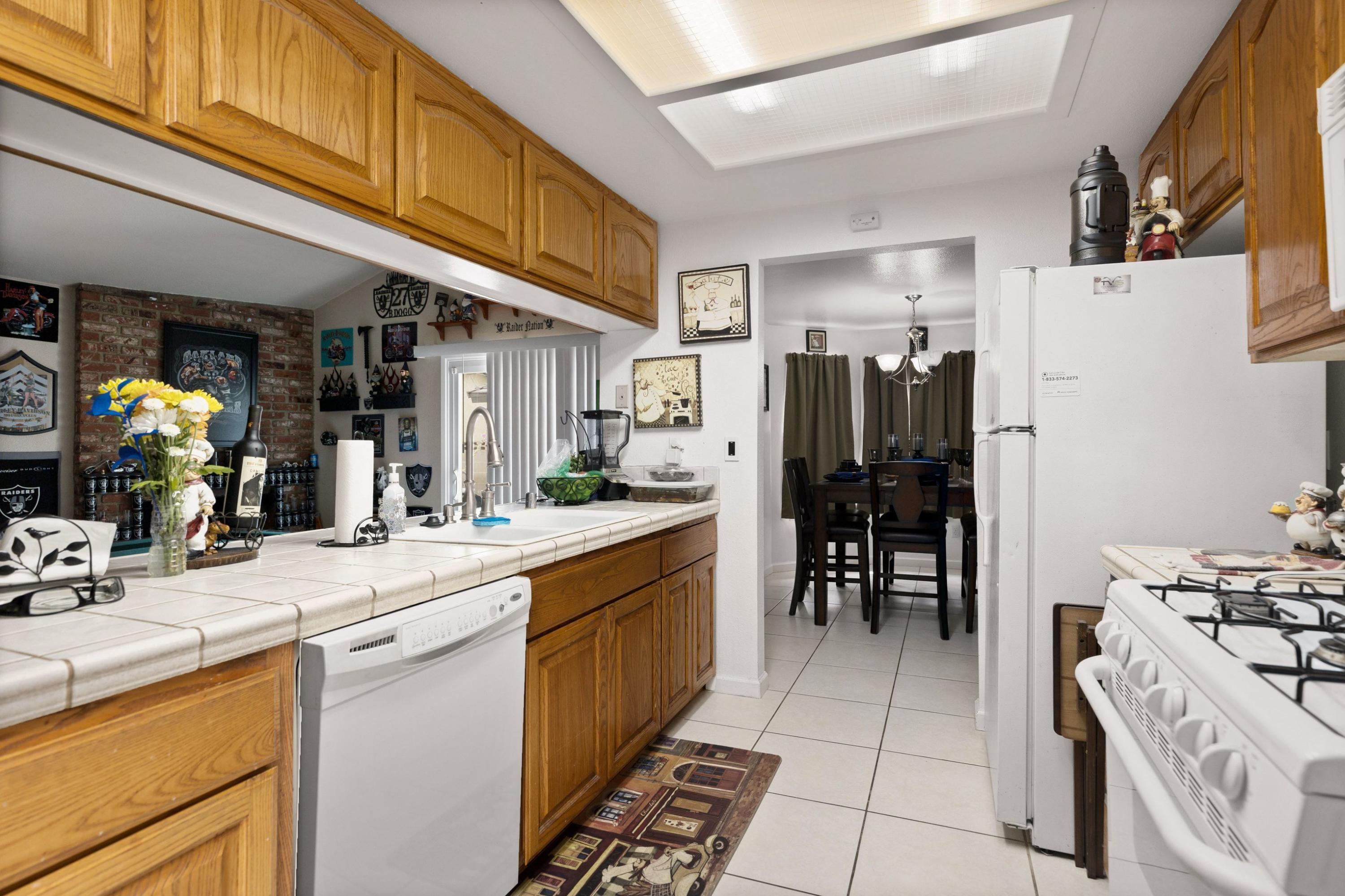 44216 Ruthron Avenue Lancaster, CA 93536 - Photo 2 of 3 KITCHEN