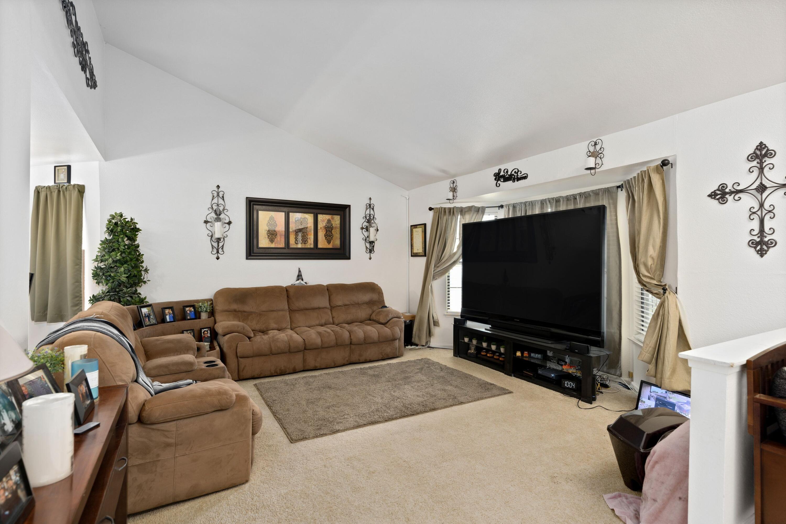 44216 Ruthron Avenue Lancaster, CA 93536 - Photo 3 of 3 LIVING ROOM