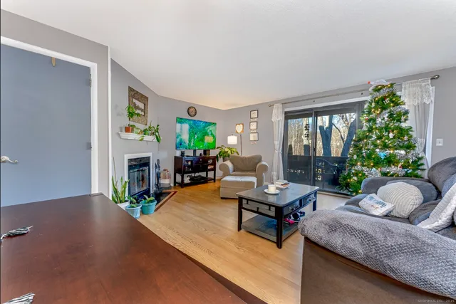 $270,000 | 95 Dorchester Court, Unit 95, Beacon Falls, CT 06403