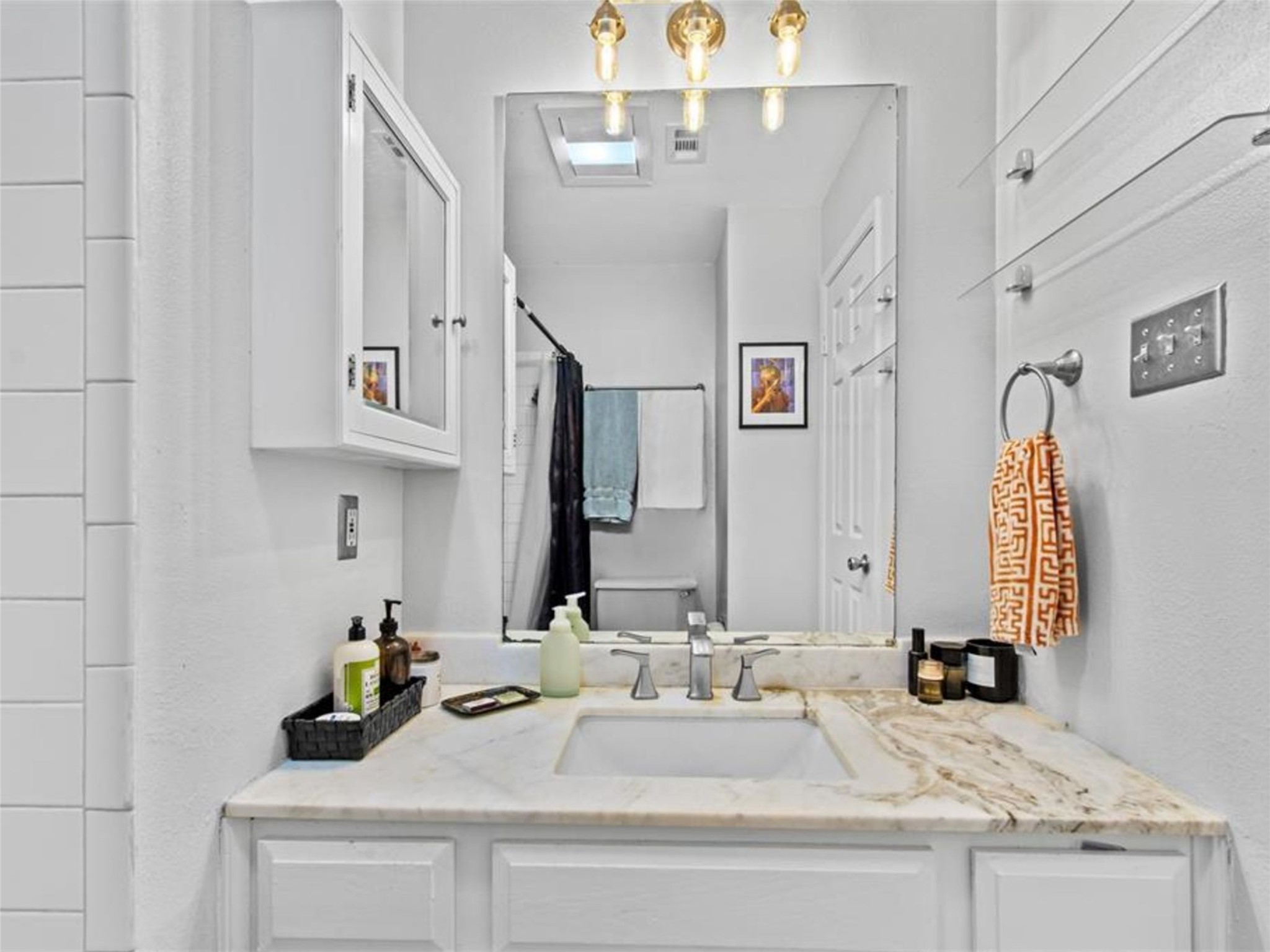 2800 Burleson Road Austin, TX 78741 - Photo 15 of 35 a bathroom with double vanity sinks and a mirror