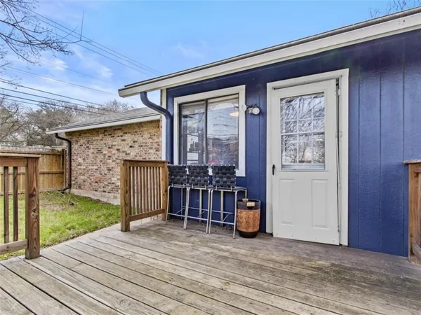 a view of livingroom with furniture