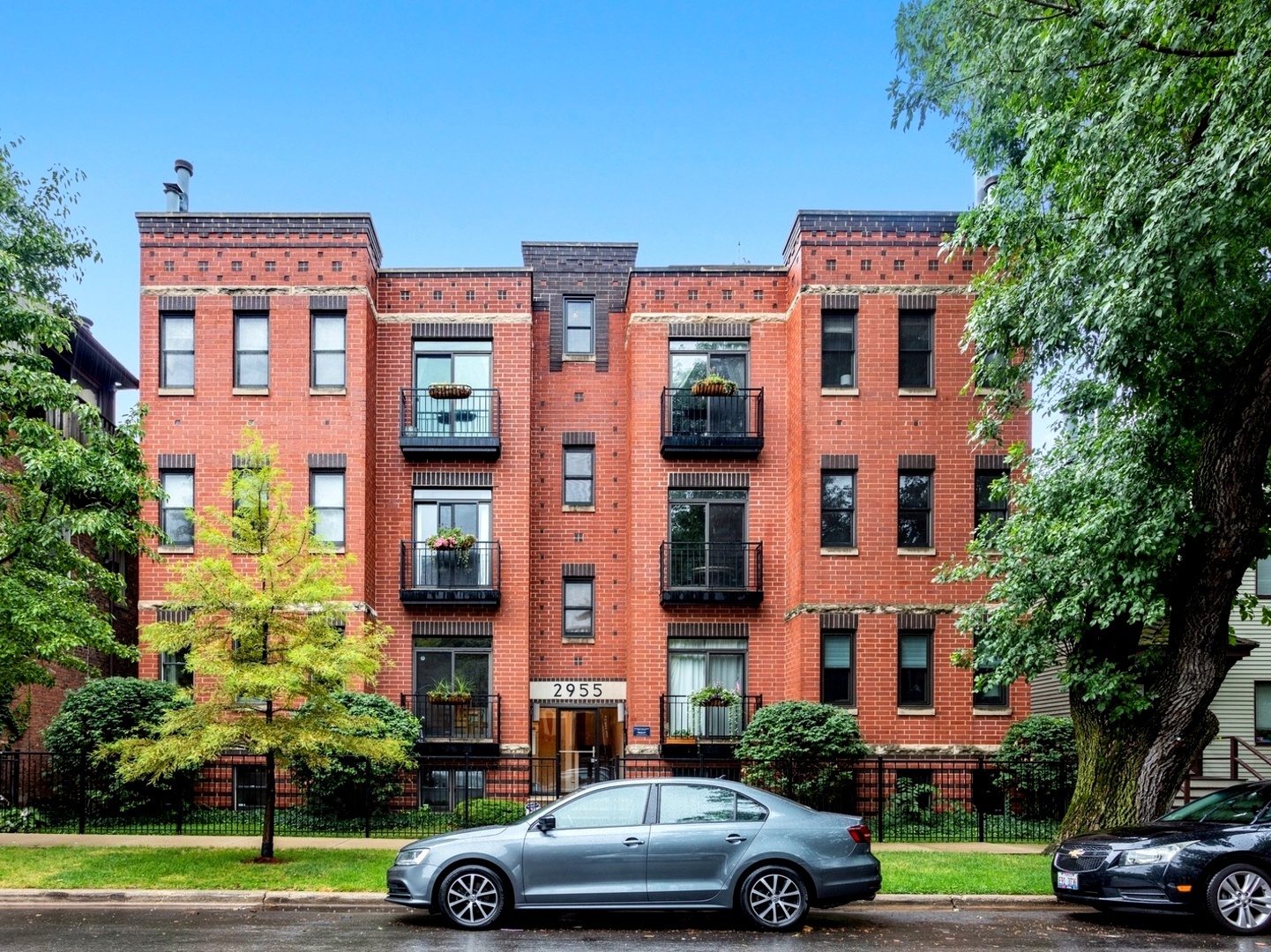 2955 North Racine Avenue, Unit 1A Chicago, IL 60657 - Photo 29 of 29 a front view of a building with trees