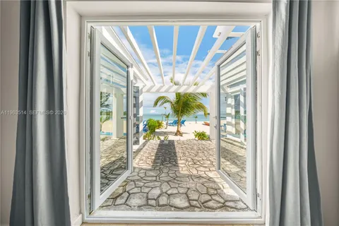 $2,850,000 | 8 Pleasant Harbour