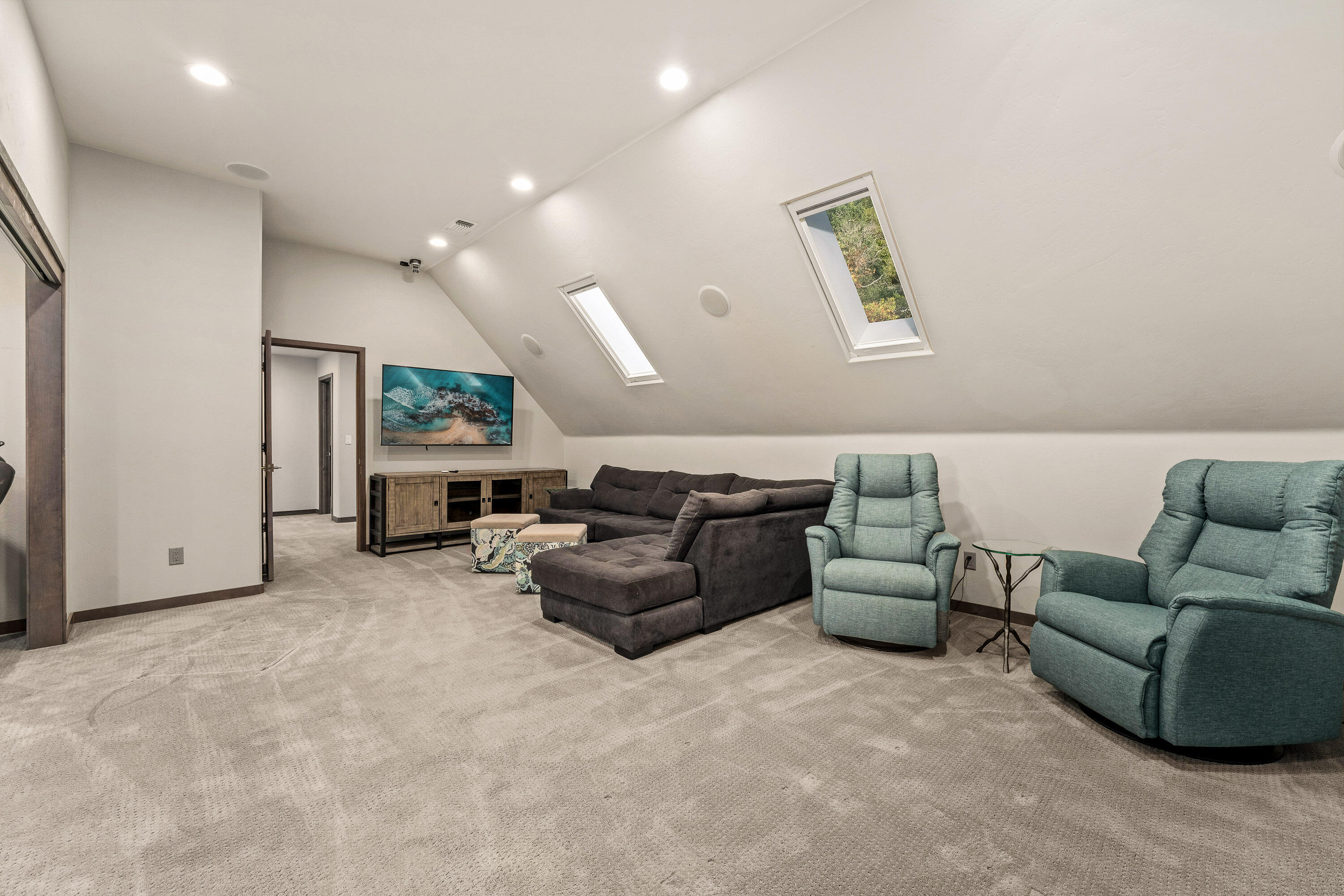 182 Wards Creek Road Rogue River, OR 97537 - Photo 41 of 80 a living room with furniture and a ceiling fan