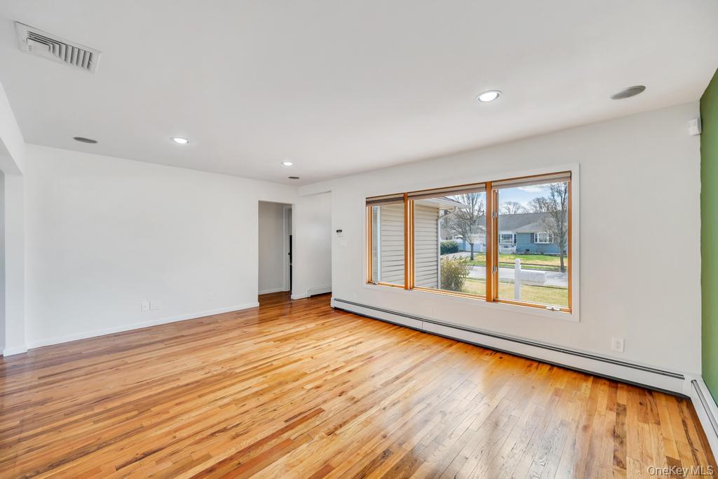 3685 Prairie Path Bethpage, NY 11714 - Photo 11 of 25