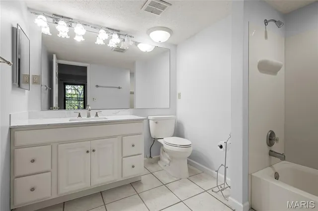 $195,000 | 5581 Baronridge Drive, Unit 5, St. Louis, MO 63129