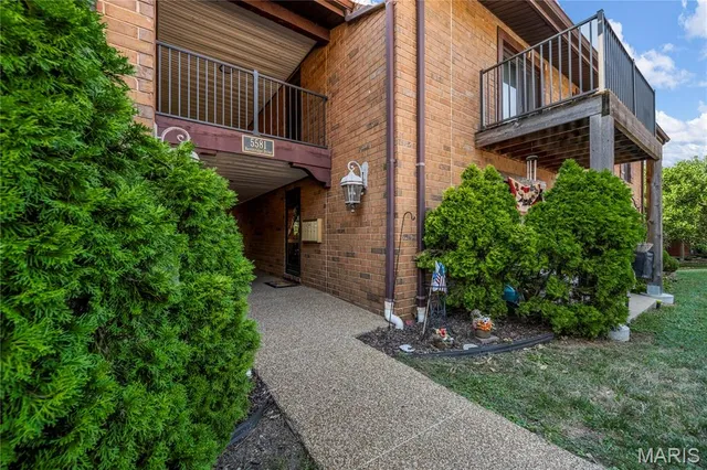 $195,000 | 5581 Baronridge Drive, Unit 5, St. Louis, MO 63129