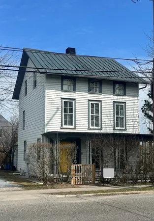 $3,400 | 744 Main Street, Unit 2, Greenport, NY 11944