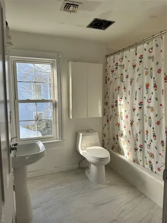 $3,400 | 744 Main Street, Unit 2, Greenport, NY 11944