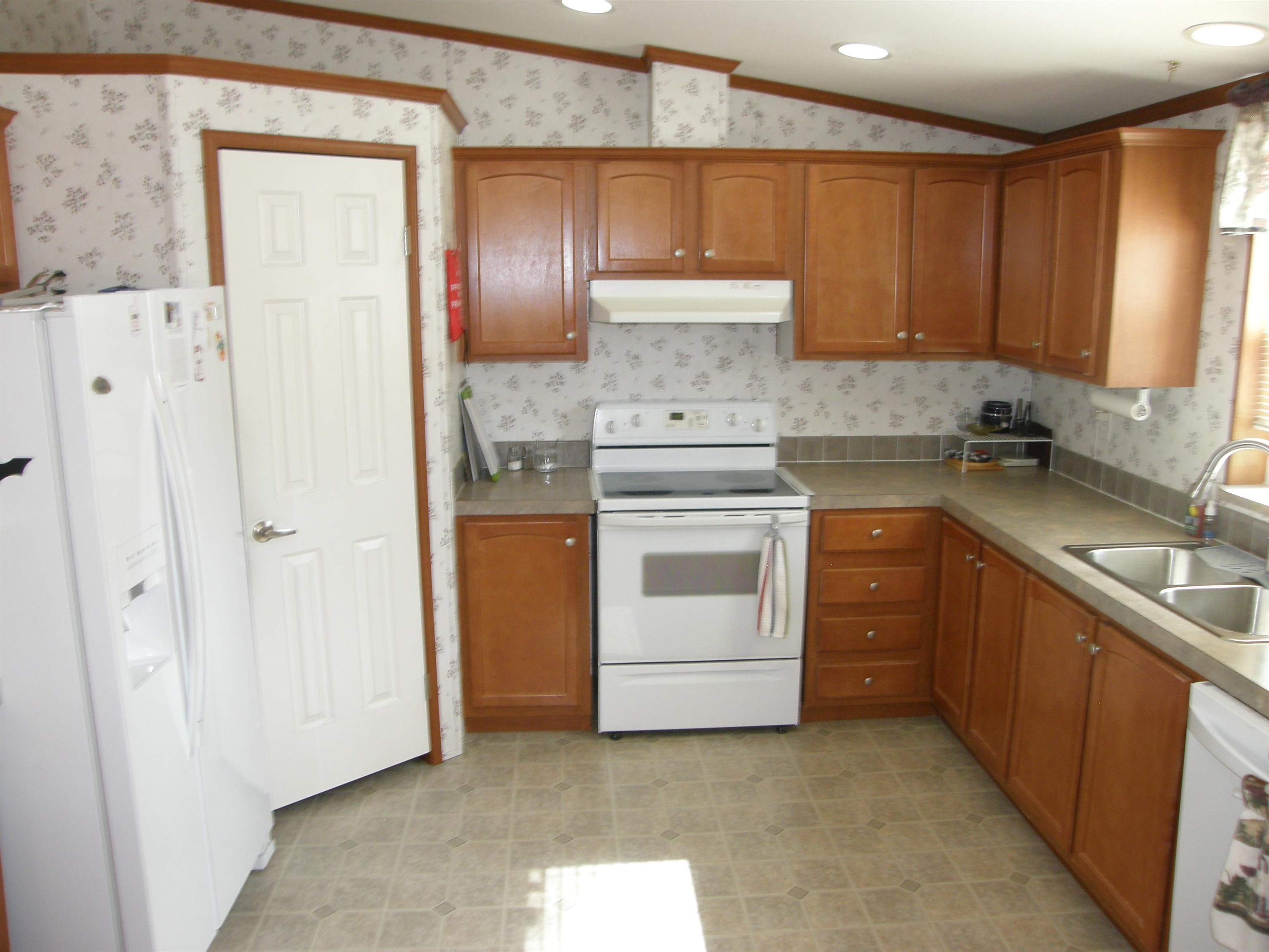 435 32 Road, Unit 262 Clifton, CO 81520 - Photo 20 of 42 a kitchen with a sink stove and refrigerator