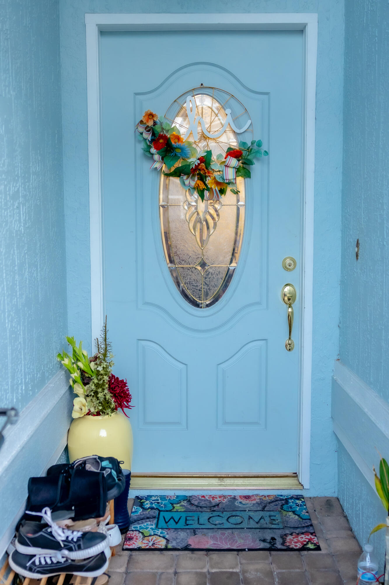 464 Emerald Cove Loop Lakeland, FL 33813 - Photo 3 of 25 a vase with flowers sitting on a table