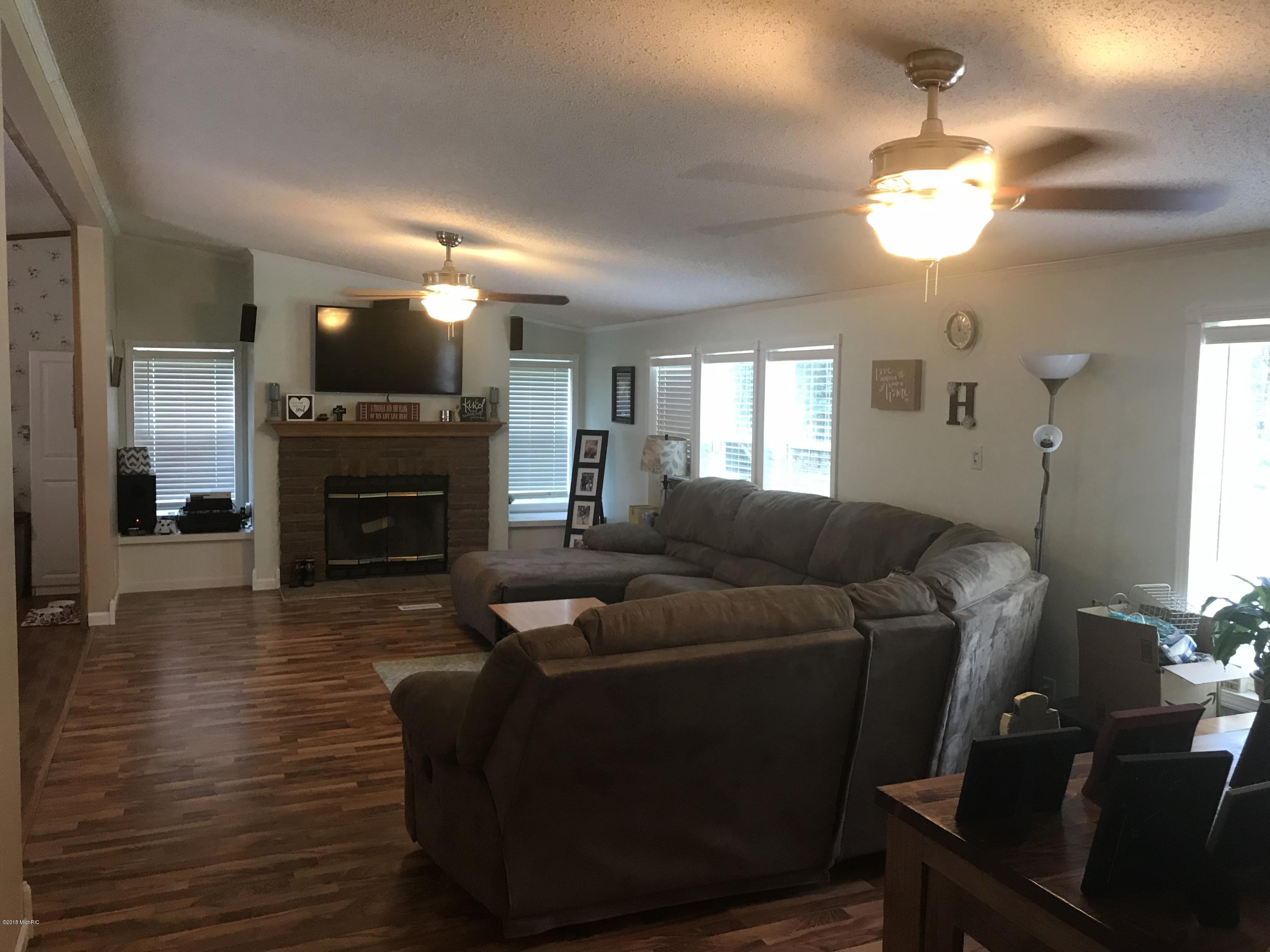 4831 MacArthur Road Muskegon, MI 49442 - Photo 8 of 23 living room mac