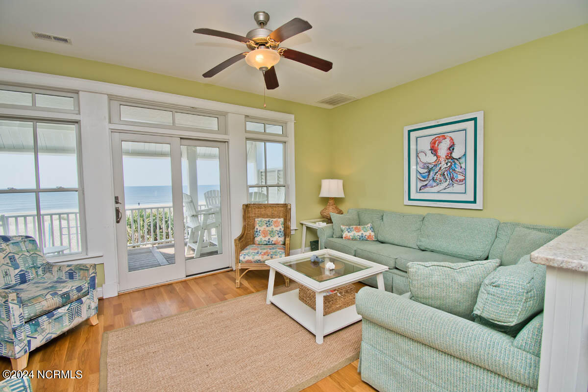 175 Atlantic Boulevard Atlantic Beach, NC 28512 - Photo 15 of 61 Living room