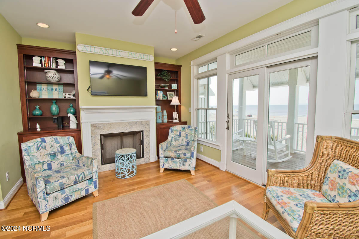 175 Atlantic Boulevard Atlantic Beach, NC 28512 - Photo 16 of 61 Living room